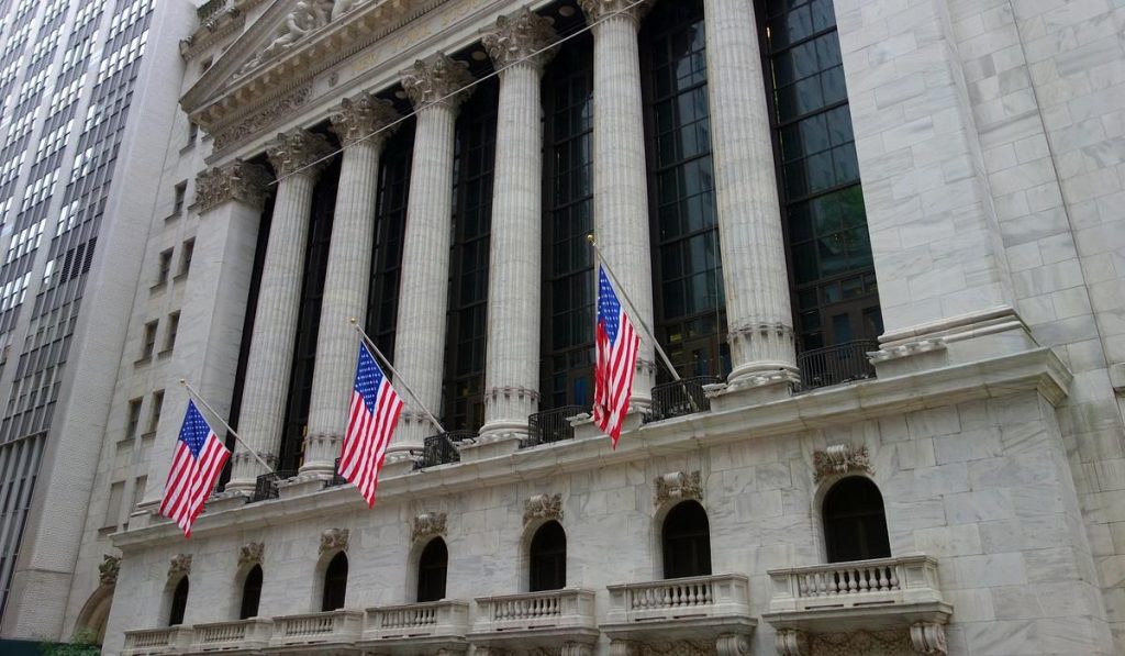 Temores de recesión tumban bolsa de Nueva York; Bolsa de Colombia cae con menos fuerza