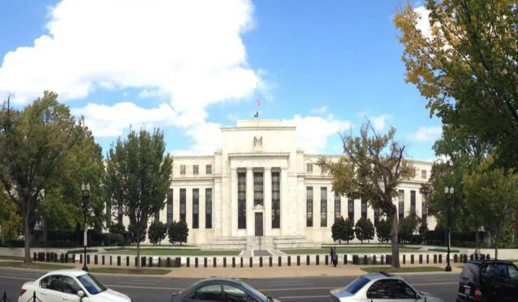 Premercado | Comienza reunión de la Reserva Federal en EE. UU: las apuestas de analistas Fed de EE. UU. prohíbe que sus altos funcionarios compren acciones