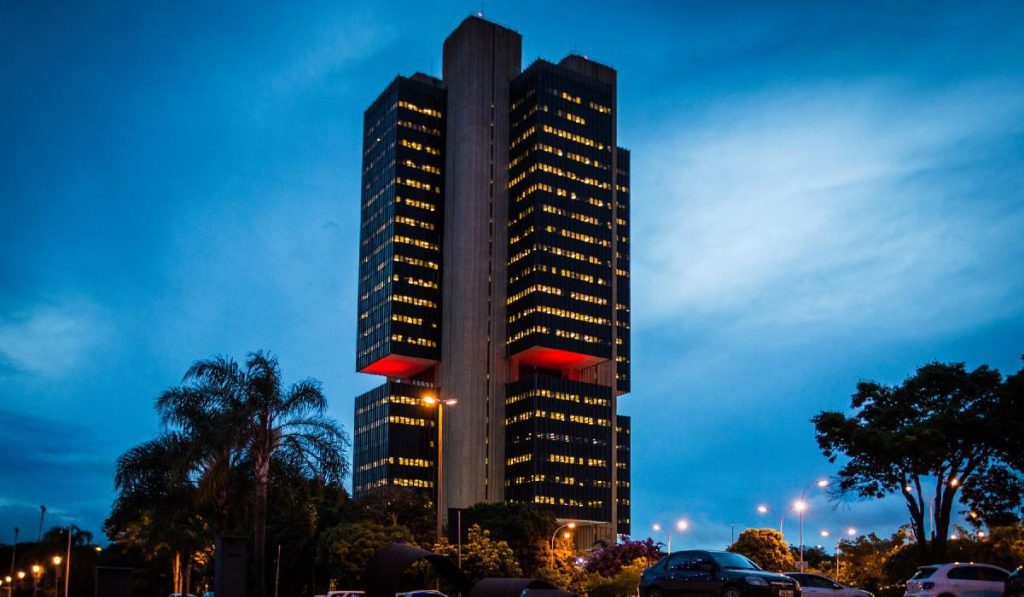 Banco Central de Brasil eleva tasas y traza senda a 2022