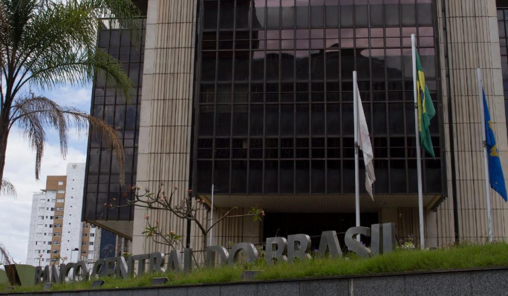 Banco Central de Brasil eleva tasas de interés 150 puntos a 10,75%