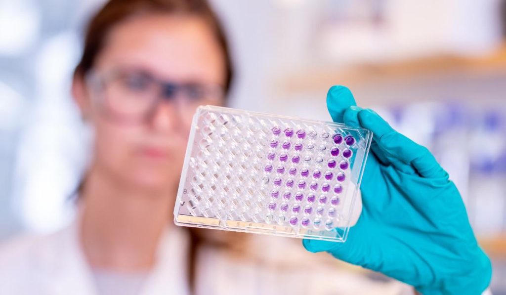 Comité científico de Canadá pide suspender aplicación de vacuna Covid-19 AstraZeneca en menores de 55 años