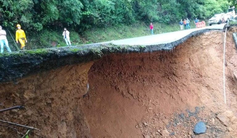 Foto de la pérdida de banca en el kilómetro 52 (sector San Luis) en la vía Medellín - Bogotá.