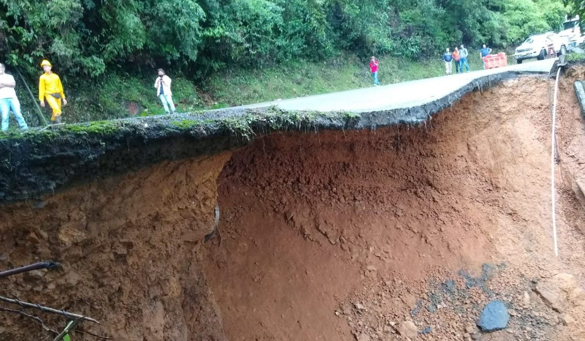 Foto de la pérdida de banca en el kilómetro 52 (sector San Luis) en la vía Medellín - Bogotá.