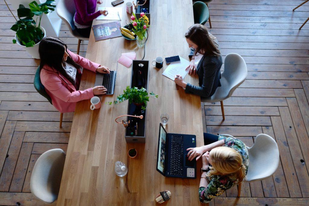 ¿Cuántos colombianos prefieren el trabajo híbrido y por qué?