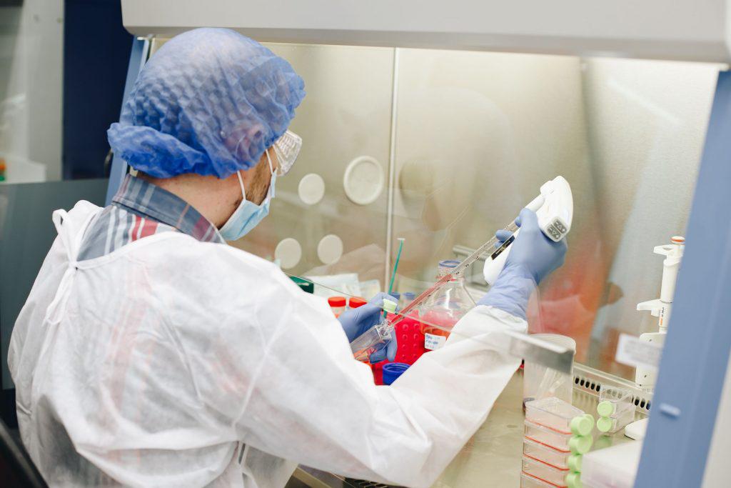 Seguros Sura invertirá US$54 millones en VaxThera para crear y desarrollar vacunas