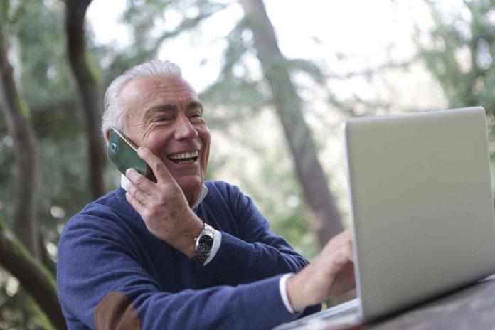 Elderly Consejos para que profesionales mayores de 50 años mejoren su perfil
