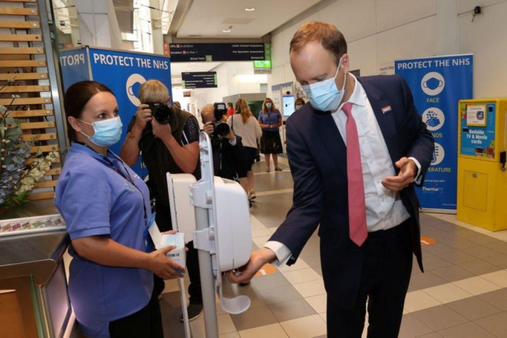Por violar normas renuncia el ministro de Salud del Reino Unido