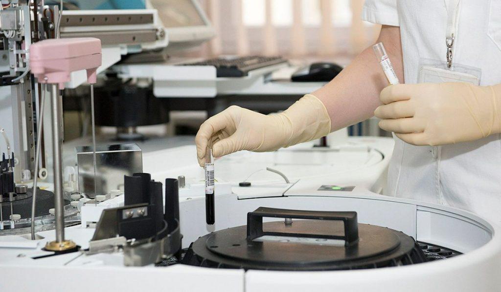 Desarrollan primer fármaco clínicamente seguro contra el VIH: así funciona