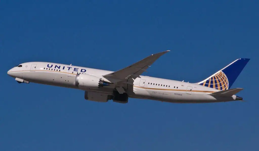 United Airlines incrementó sus ingresos en el primer trimestre de 2025 United Airlines y fusión con American Airlines