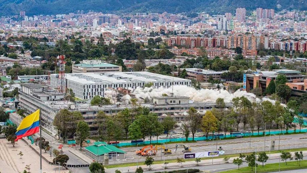 Video | Demolido el edificio del Ministerio de Defensa en Bogotá