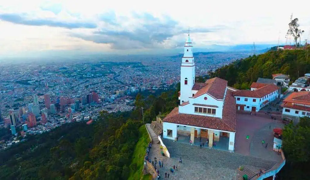 Llegada de ciudadanos de EE. UU. a Colombia creció 52 % a julio ¿Le deben cobrar el IVA en servicios de hotelería y turismo en Colombia?