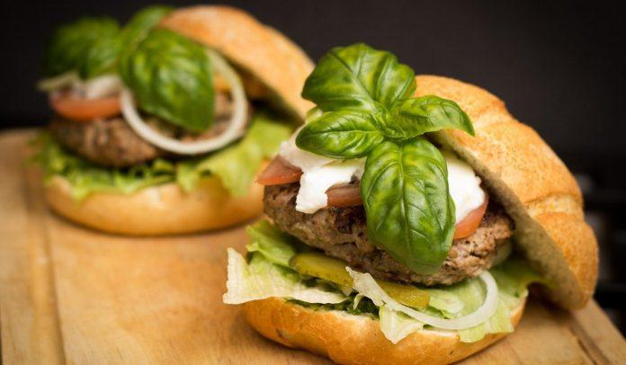 comida-hamburguesa-archivo Motive a sus trabajadores en casa con una experiencia gastronómica