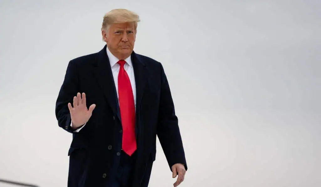 Donald Trump tiene hasta el 25 de agosto para presentarse ante tribunales El eresidente de EE. UU. Donald Trump enfrentaría este jueves la acusación formal del juicio sobre sobornos en 2016 a la actriz porno Stormy Daniels.