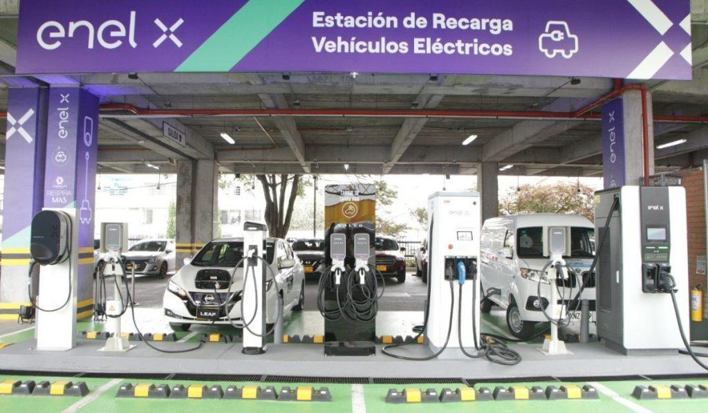 Enel X estrena electrolinera en Unicentro de Bogotá, Colombia