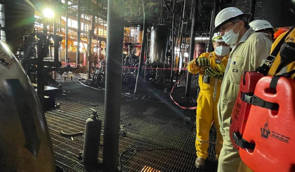 Pemex investiga incendio en plataforma petrolera que afectó su producción