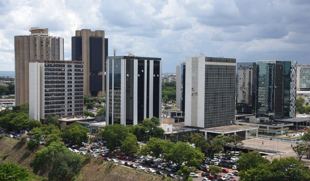 Retrocede tasa de desempleo de Brasil, pero 14,4 millones de personas aún buscan trabajo
