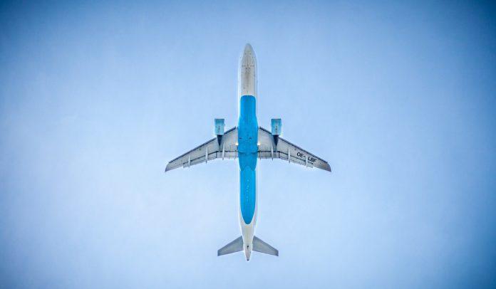 Avión con colombianos que viajan al exterior