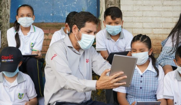 Carlos Zenteno, presidente de Claro Colombia, comparte con los estudiantes el acceso gratuito a internet