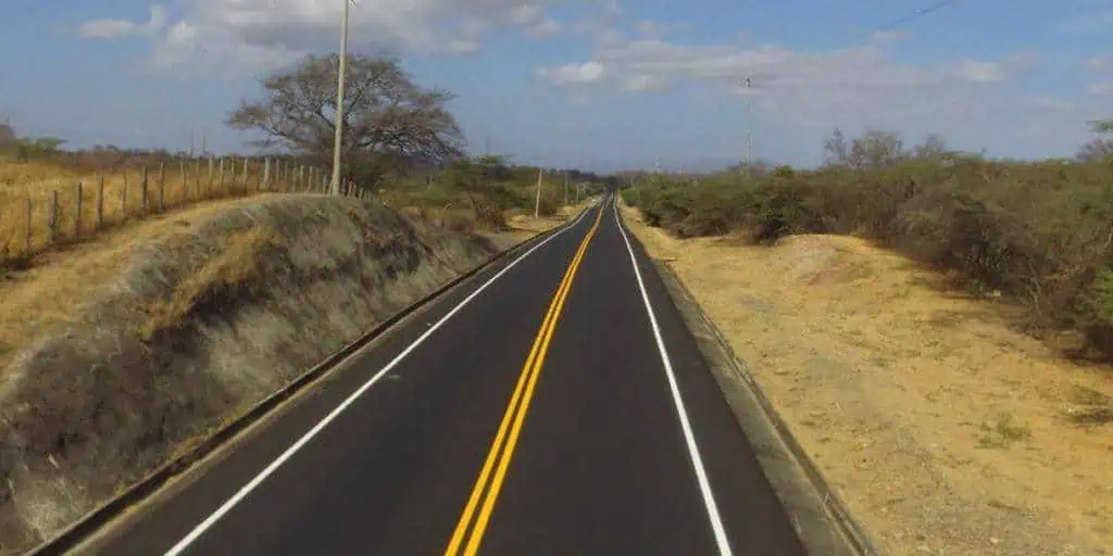 Empresas mejoran carretera de La Guajira, Colombia, con plástico reciclado Empresas mejoran carretera de La Guajira, Colombia, con plástico reciclado