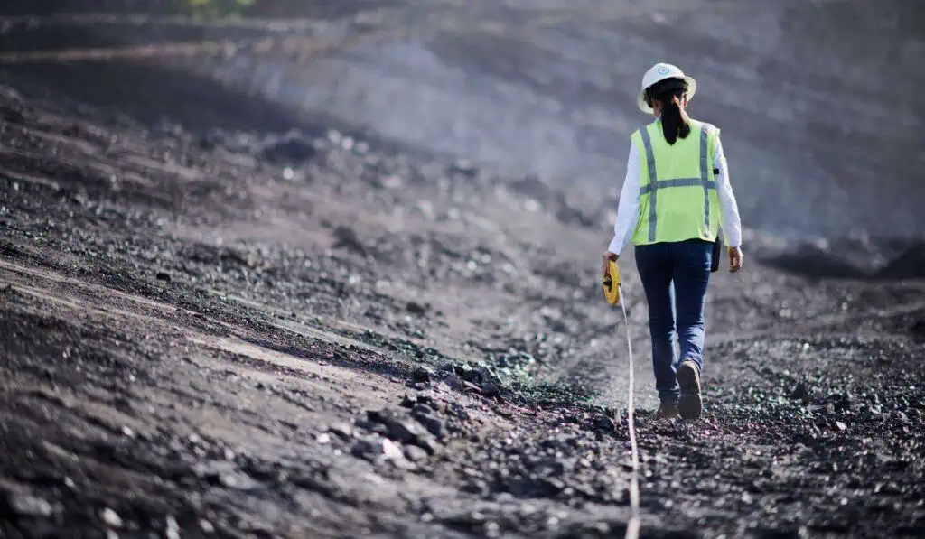 Mineros recibe certificación ambiental y aceleraría cronograma del proyecto Porvenir en Nicaragua Minería. Imagen: Freepik