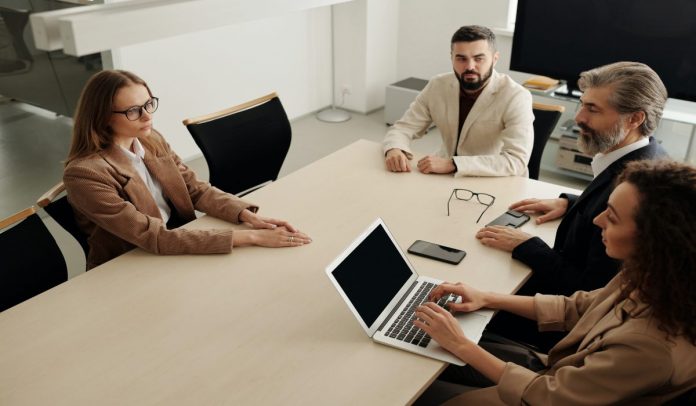 pexels-edmond-dantès-4342497 (1) Beneficios de trabajar en multinacionales ubicadas en Colombia