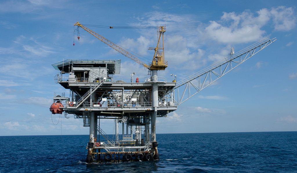 Premercado | Petróleo cae y se encamina a pérdidas semanales tras preocupación por la recesión