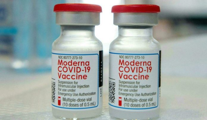 Científicos de la FDA respaldan dosis de refuerzo de vacuna Covid-19 de Moderna