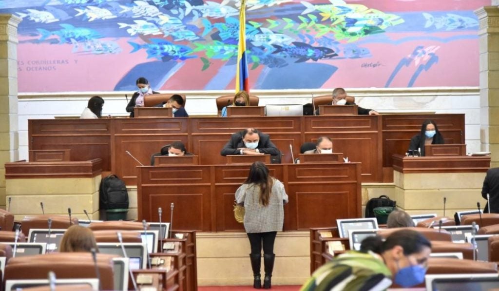Gobierno avala eliminar artículo de traslado exprés pensional en presupuesto de Colombia