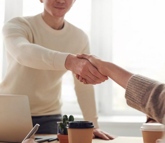 Cierre negocio, contratación. Foto: Pixabay.