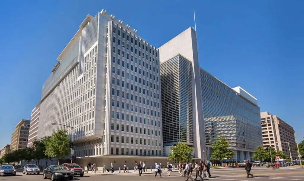 Banco Mundial advierte alta deuda global y falta de acceso financiero Banco Mundial: Remesas crecerían 7,3% global en 2021