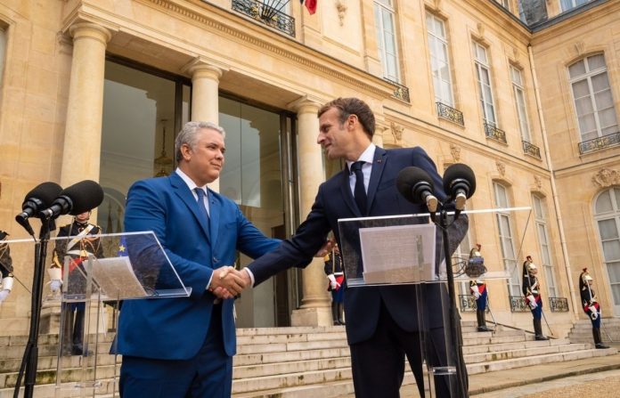 Presidente en encuentro con el presidente francés, Emmanuel Macron. Imagen tomada de @IvanDuque. En visita a Francia, presidente Duque anuncia inversiones por US$2.300 millones en Colombia