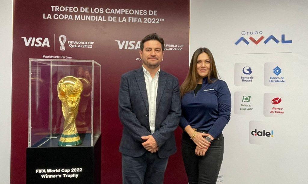 Felipe Acosta, director de mercadeo de Grupo Aval, y Adriana Cárdenas, gerente general de Visa para Colombia. 