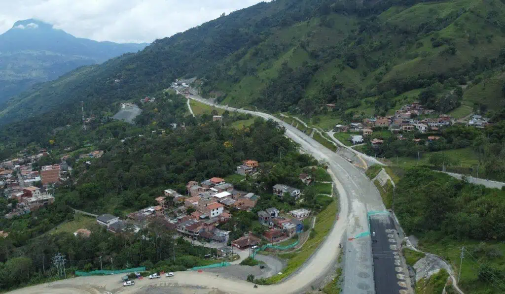 Cierre total en vía de Pacífico 1, en Antioquia; alto tráfico vehicular en La Línea Cierre total en vía de Pacífico 1, en Antioquia; alto tráfico vehicular en La Línea
