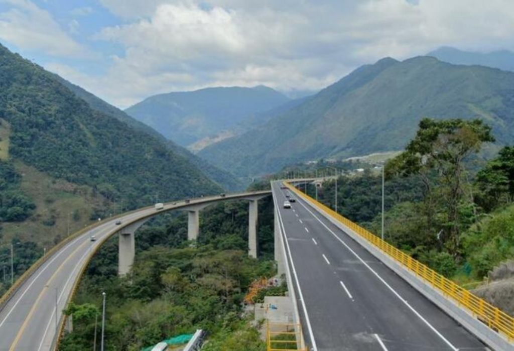 Cerrada vía Bogotá - Villavicencio por accidente que dejó dos fallecidos Cerrada vía Bogotá - Villavicencio por accidente que dejó dos fallecidos