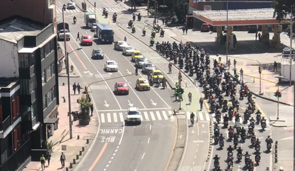 Bloquean acceso a aeropuerto El Dorado (Bogotá) por supuesto pico y placa a motos