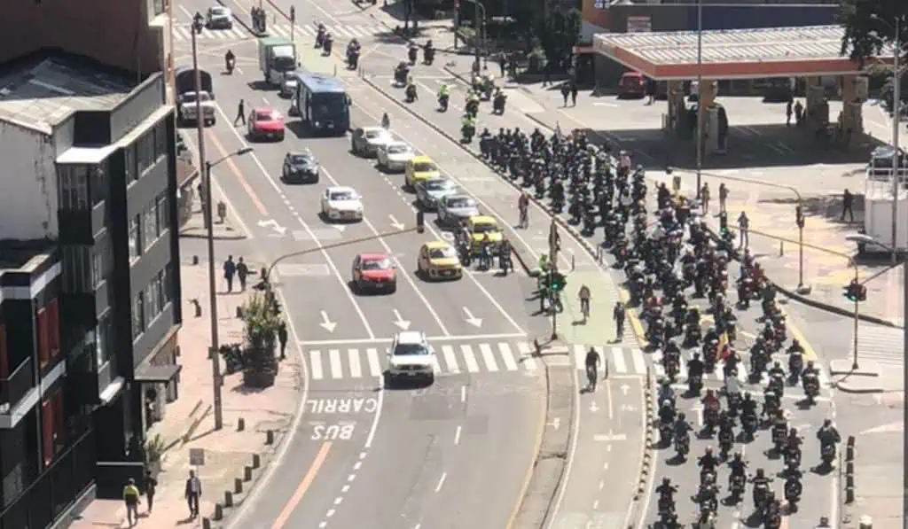 Bloquean acceso a aeropuerto El Dorado (Bogotá) por supuesto pico y placa a motos Bloquean acceso a aeropuerto El Dorado (Bogotá) por supuesto pico y placa a motos