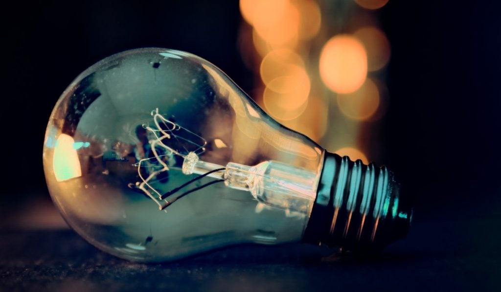 Las pequeñas centrales hidroeléctricas enfrentan desafíos que incluyen la necesidad de garantizar la sostenibilidad ambiental de los proyectos, mitigar los impactos sociales y ambientales negativos, superar barreras regulatorias y financieras.