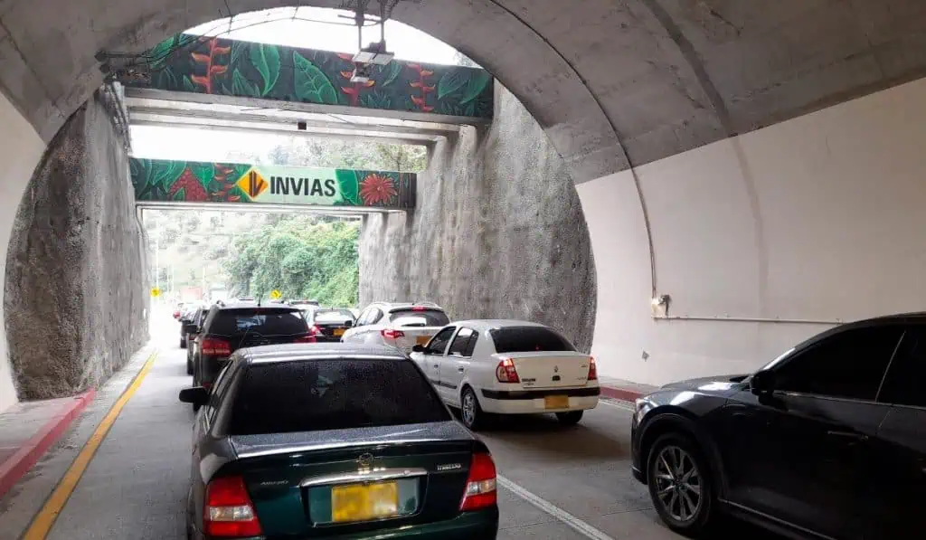 Reabren vía en sector de La Línea, en Colombia; hay alto flujo vehicular Reabren vía en sector de La Línea, en Colombia; hay alto flujo vehicular