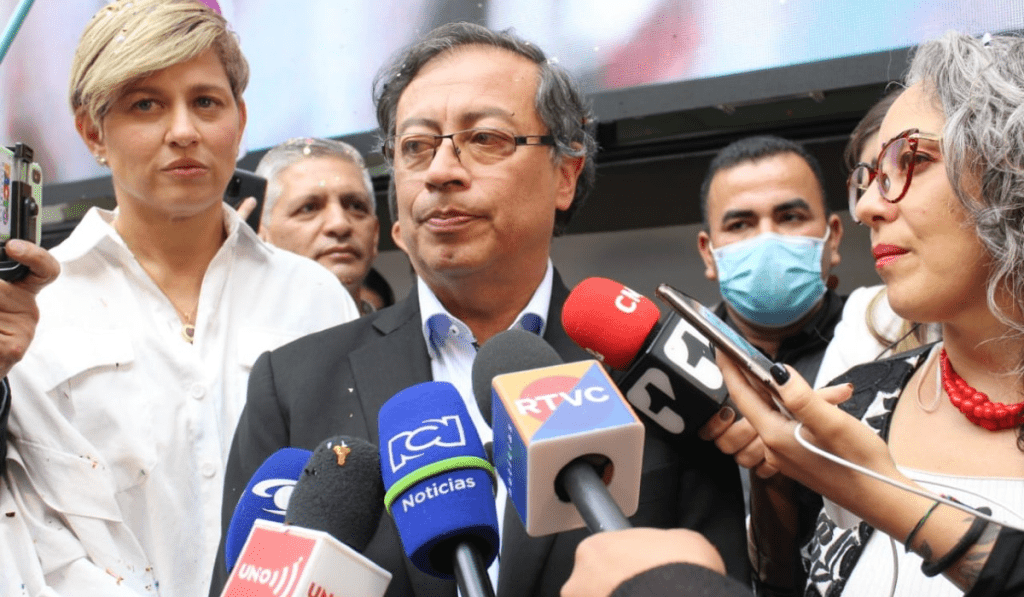 Candidato Gustavo Petro formalizó su precandidatura a la Presidencia de Colombia