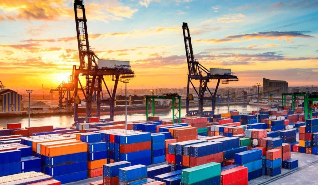 Precio mundial de fletes por contenedor de 40 pies cayó 61 % a septiembre