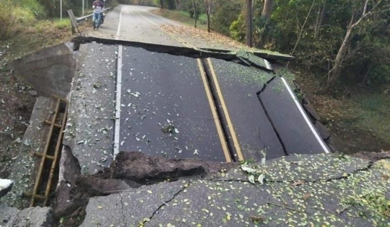 Por atentado, cerrada vía entre centro de Colombia y costa Atlántica; hay desvíos Por atentado, cerrada vía entre centro de Colombia y costa Atlántica; hay desvíos