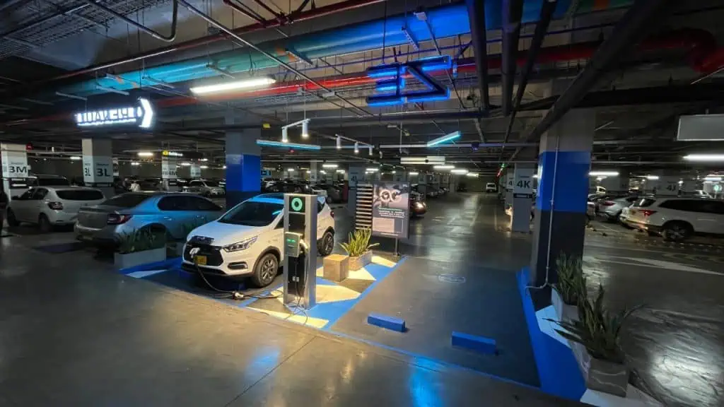 Emprendedores crean la red de estaciones de carga gratuita para vehículos eléctricos más grande de Colombia Emprendedores crean la red de estaciones de carga gratuita para vehículos eléctricos más grande de Colombia