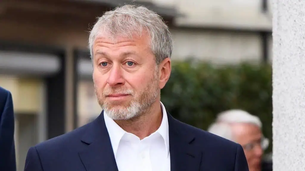 Sanciones contra Abramovich afectan al Chelsea; Three UK suspendió patrocinio Sanciones contra Abramovich afectan al Chelsea; Three UK suspendió patrocinio