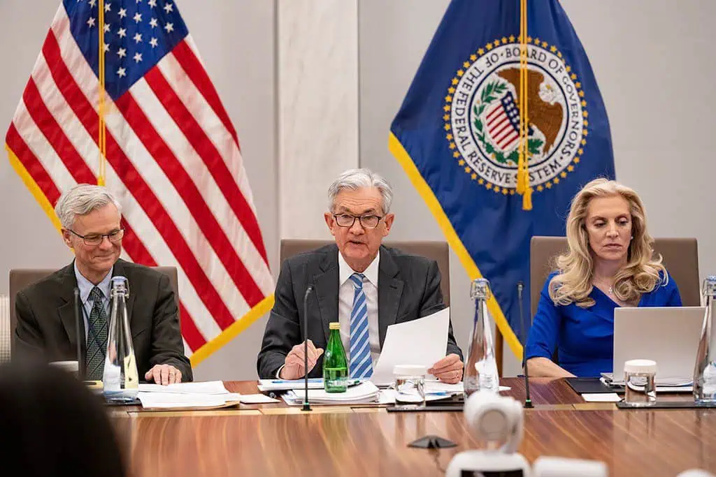 FED mantiene tasas de interés entre 5,25 % y 5,50 % en reunión de julio Jerome Powell Reserva Federal
