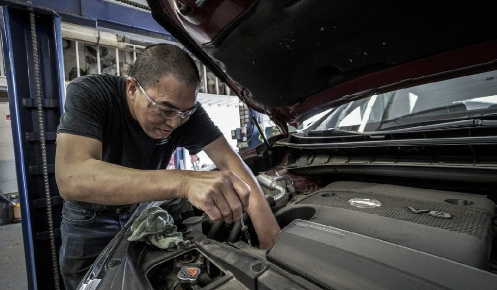 Mecánicos de vehículos podrán capacitarse gratis con plataforma en Colombia