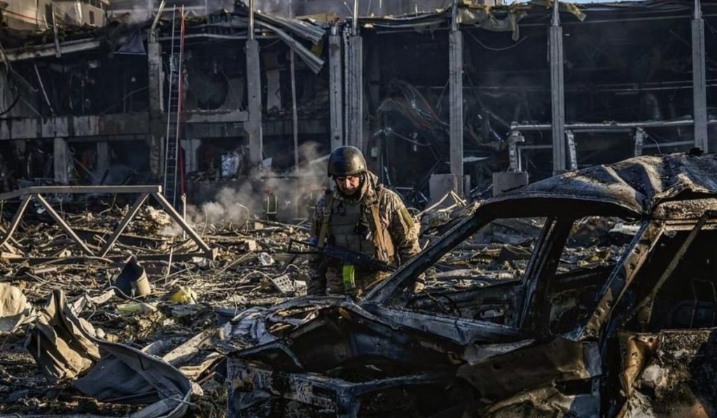 Refuerzan milicia de Ucrania; Renault suspende operaciones en Rusia