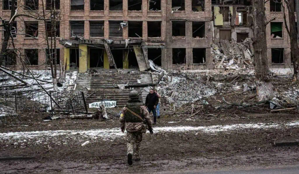 Refuerzan milicia de Ucrania; Renault suspende operaciones en Rusia Refuerzan milicia de Ucrania; Renault suspende operaciones en Rusia
