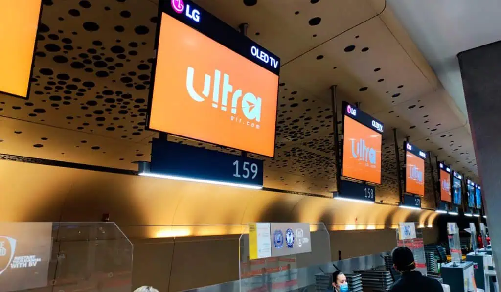 Ultra Air suspende venta de tiquetes para vuelos de marzo y abril en Colombia Counter de Ultra Air en el aeropuerto El Dorado de Bogotá
