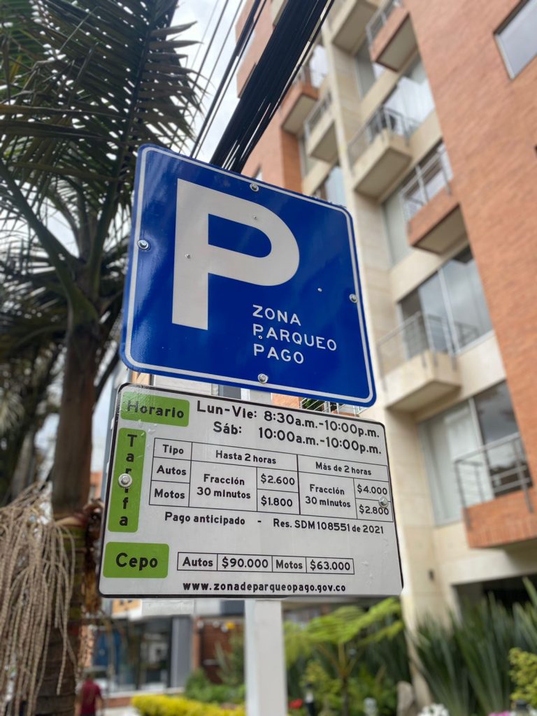 Se habilita nueva zona de parqueo en vía en Bogotá: tarifas y multas