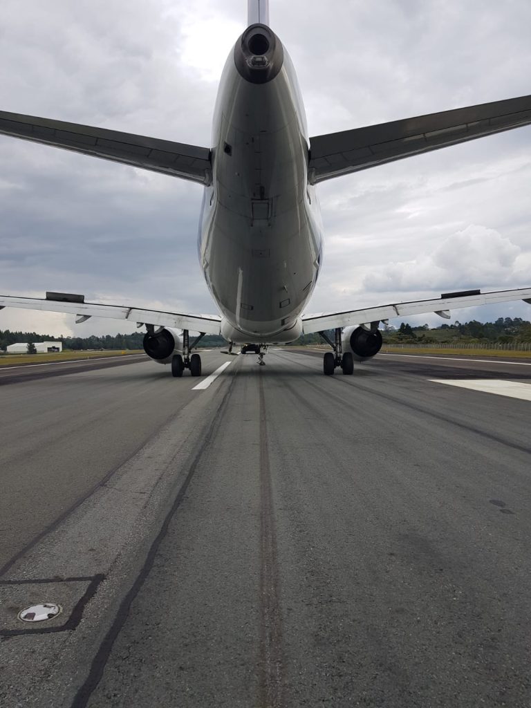 Avión de Latam tuvo aterrizar de emergencia en Rionegro, Colombia; situación está controlada